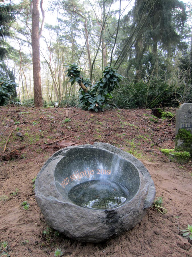 grafstenen: Water bowl